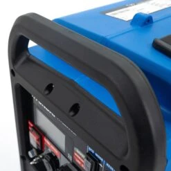 Hyundai HY2250SEi 2.2kW Petrol Inverter Generator -Garden Tools Shop HY2250SEi 6 Weighingjust22.5kgandfittedwithtwonewly designedmouldedhandles whichsitontopofthefrontandrearofthegenerator theHY2250SEiiseasytoliftandrequiresjustone personoperation