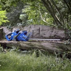 Hyundai HYHT40LI 40v Cordless Hedge Trimmer - Battery & Charger -Garden Tools Shop hyht40li lifestyle 01 82572